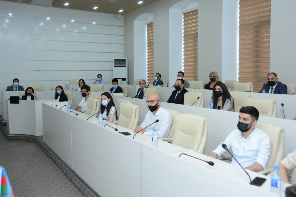 UNEC-də korporativ təhsil üzrə ilk məzunlara sertifikatlar verilib