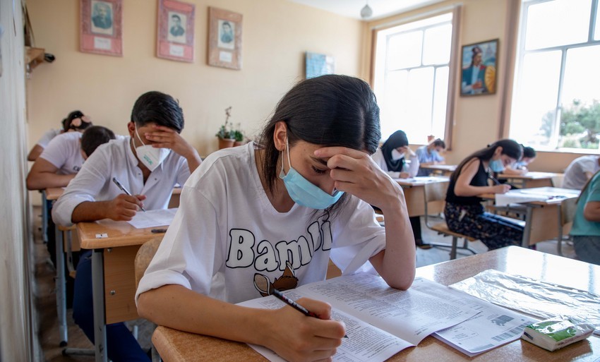 3 məzun yüksək bal topladı, 18 nəfər imtahandan qovuldu  