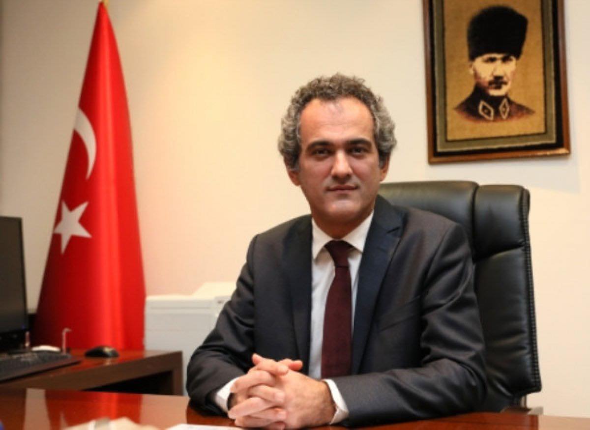 Peşə məktəbində müəllim, universitetdə rektor – Türk nazirin təhsil yolu  