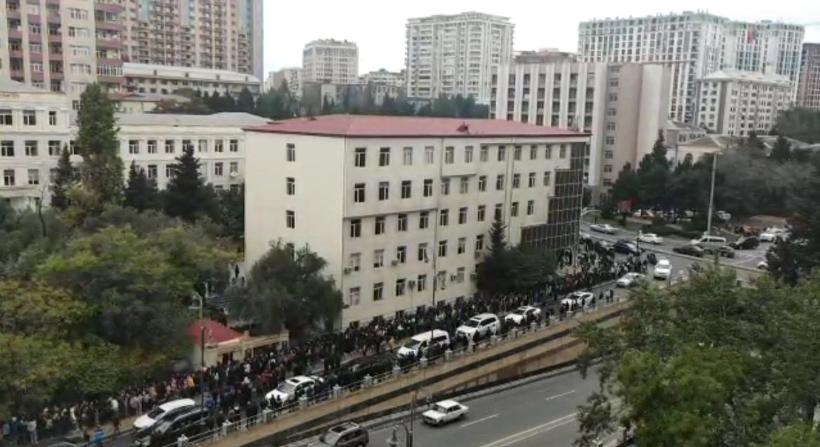 Dillər Universitetində də vaksin tələbi SIXLIQ YARATDI