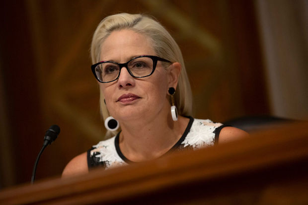 Amerikalı senator qadın narazı tələbələrdən qaçaraq tualetdə gizləndi  