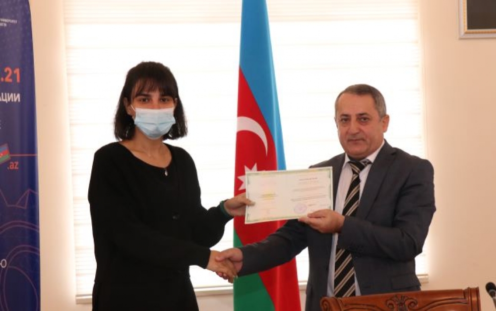 Təlimlərdə iştirak edən professor-müəllim heyətinə diplomlar təqdim olunub-AzTU
