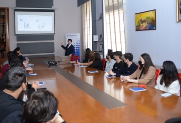 UNEC-in tələbələri pərakəndə bank məhsulları və xidmətləri haqqında məlumatlandırılıb