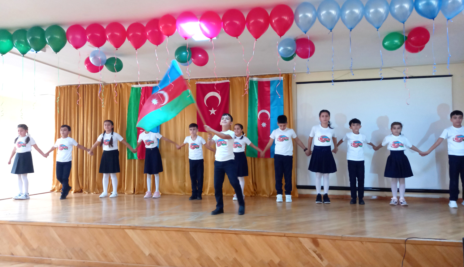 Paytaxt məktəblərində Zəfər Günü tədbirləri keçirilib-FOTO  