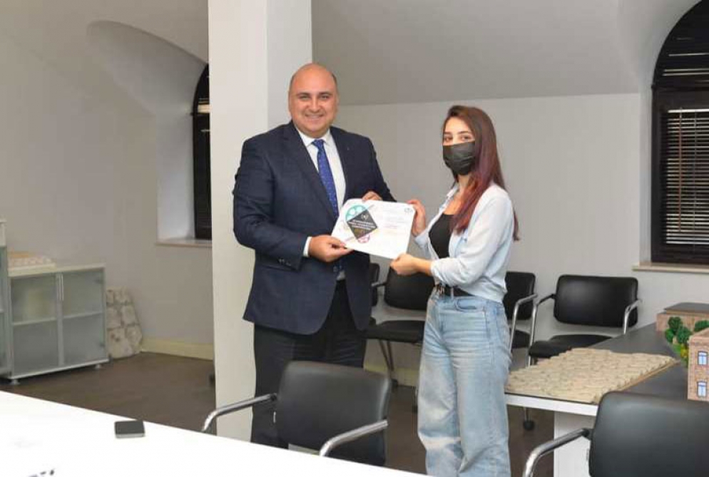 Beynəlxalq müsabiqədə birinci yeri tutan UNEC tələbəsi təltif olunub  