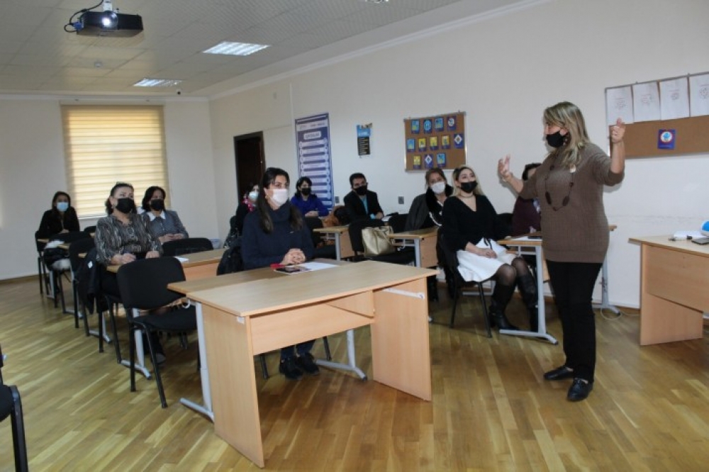 Ümumi təhsil müəssisələrində peşəyönümü xidmətinin təşkilinə dair təlimlərə başlanılıb