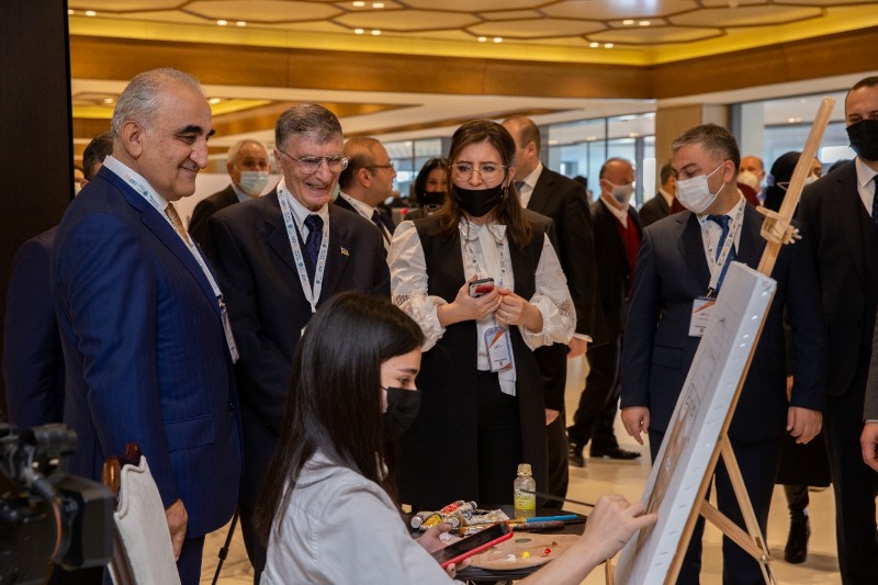 Tələbələrin rəsm əsərləri UNEC İqtisad Forumunda maraqla qarşılanıb-FOTO
