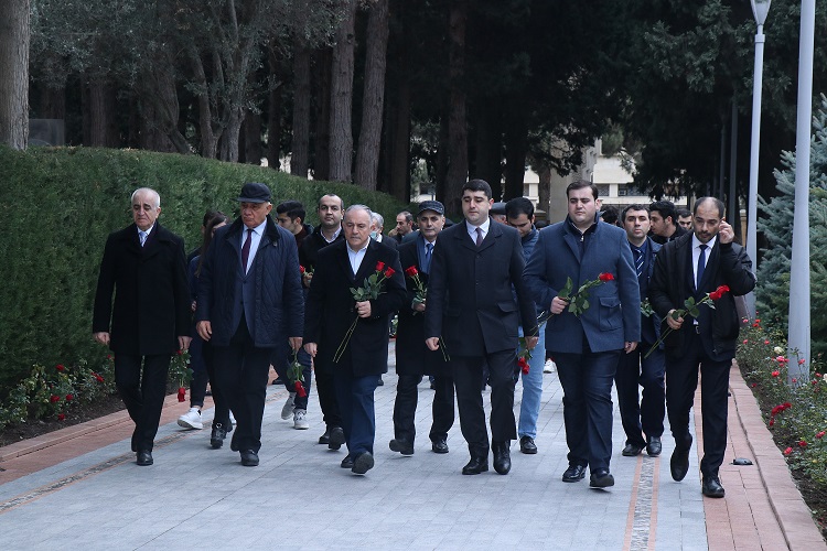 AzTU-nun kollektivi Ulu Öndərin məzarını ziyarət edib