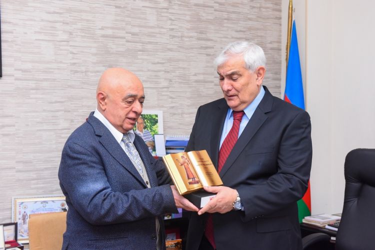 Kamal Abdullaya “Yaşayan Dədə Qorqud” mükafatı verildi 