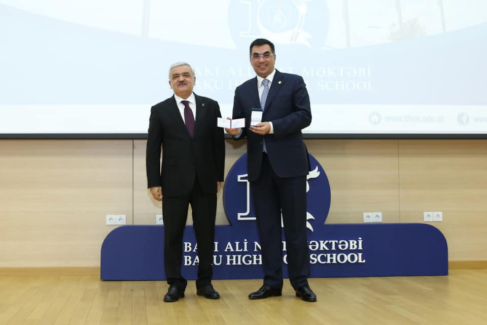 BANM rektoruna “Qabaqcıl Neftçi” medalı təqdim edilib-FOTO