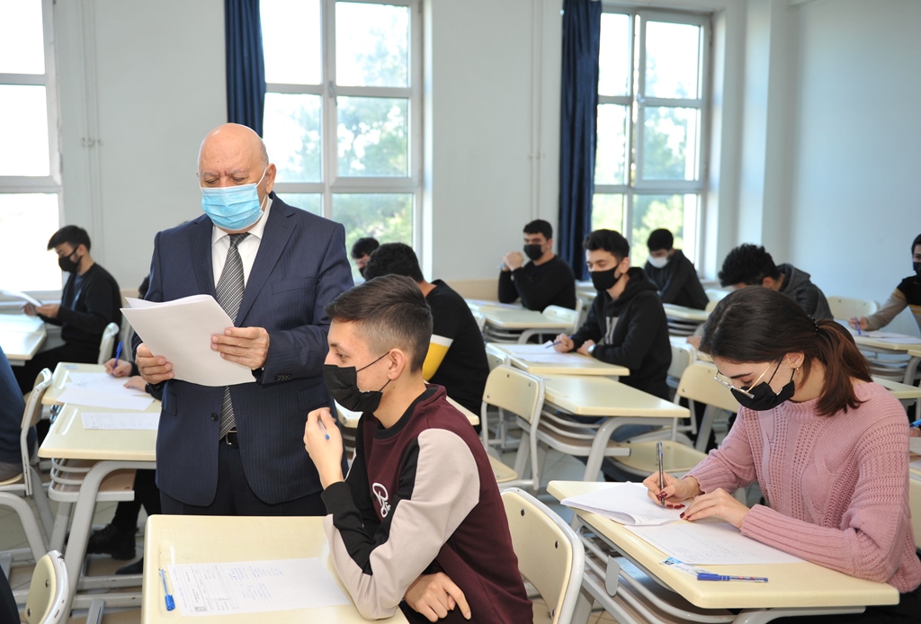 BMU-nun rektoru imtahanların gedişini izləyib  