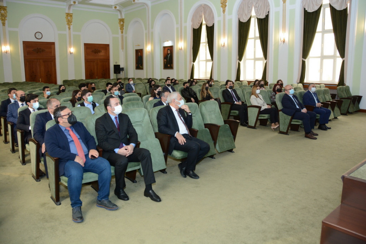 UNEC İqtisadi Forumun təşkilatçıları və tələbə könüllülər mükafatlandırılıb