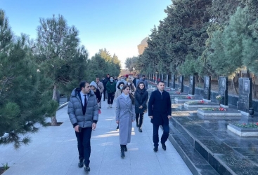 UNEC-in əcnəbi tələbələri 20 Yanvar şəhidlərinin xatirəsini yad ediblər