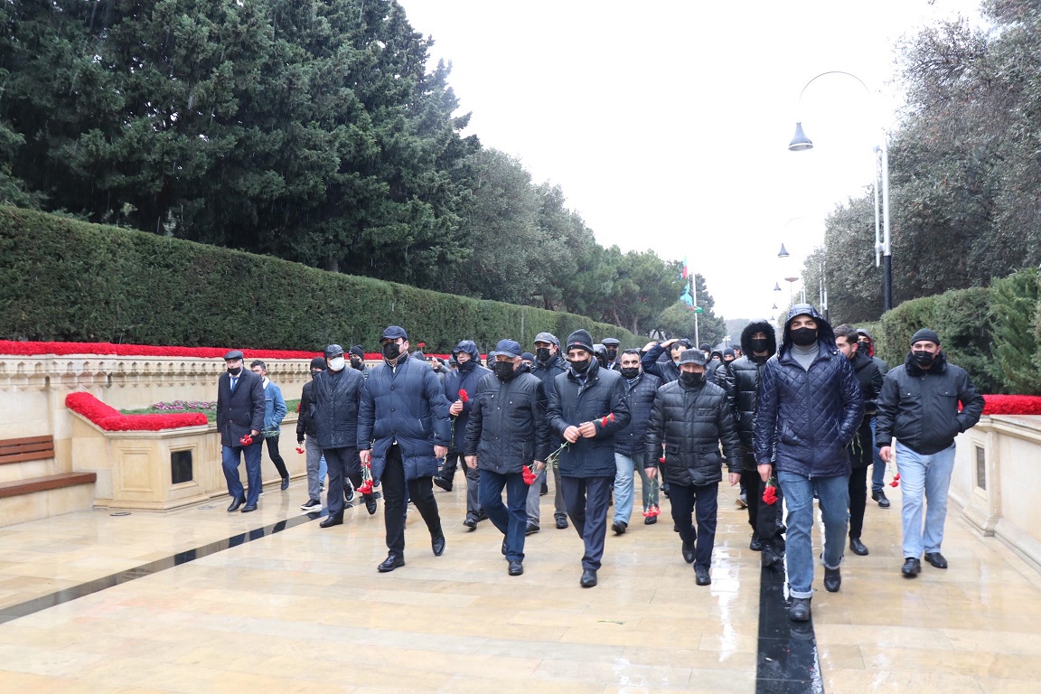 AzTU rəhbərliyi və kollektivi Şəhidlər xiyabanını ziyarət edib-FOTO