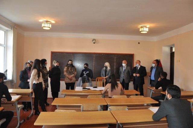 Bir qrup valideyn növbəti dəfə MDU-da imtahan prosesini müşahidə edib-FOTO