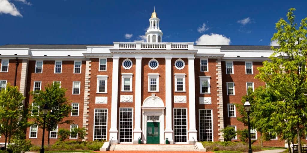 Harvard Universiteti Ukraynaya dəstəklə bağlı bəyanat yaydı,qarşısında Ukrayna bayrağı dalğalandırdı-FOTO