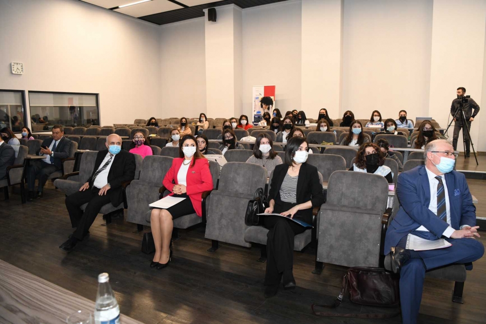 “Ali təhsil, tədqiqat və innovasiyalar üzrə qlobal Avropada qadınlar elmdə” mövzusunda müzakirələr aparılıb