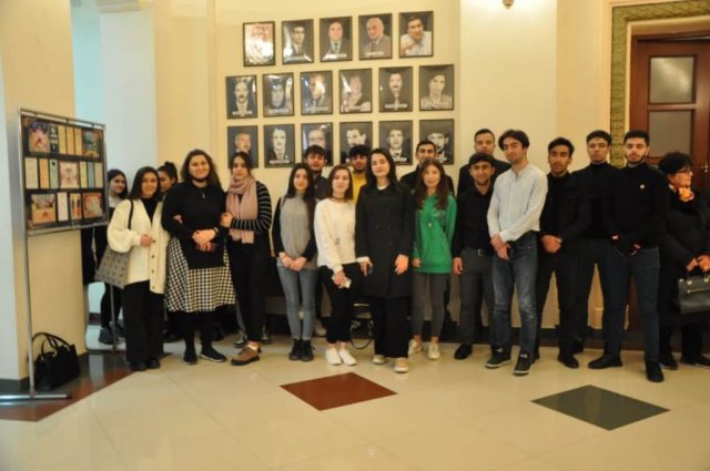 Tələbələr teatr günündə sertfikat aldılar 