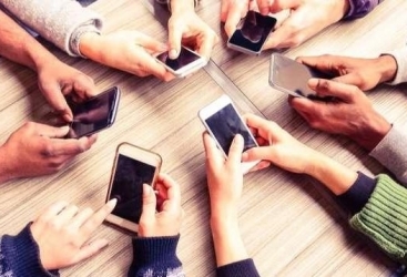 Oksford Universiteti: Mobil telefon və smartfonların beyin şişi yaratması fikri absurddur