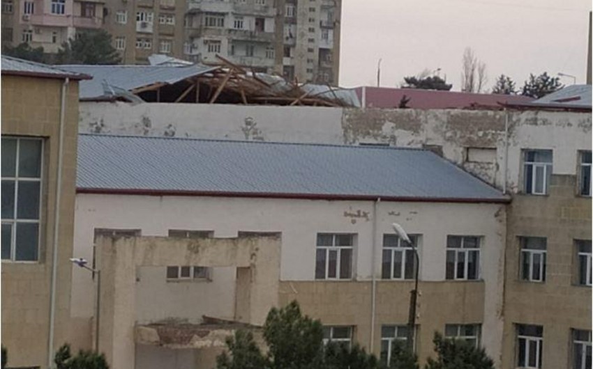 Güclü külək Bakıda məktəbin dam örtüyünü zədələyib  
