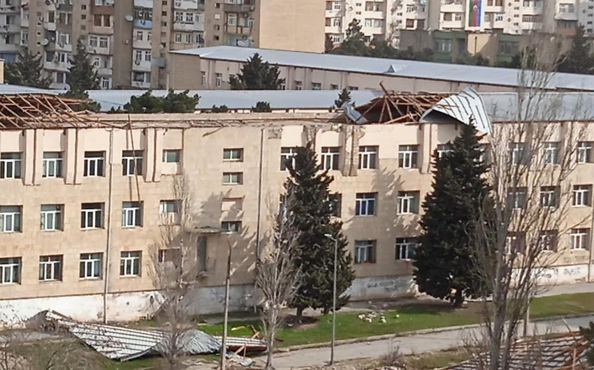 Şagirdlər damı uçan məktəbdən təxliyə olunub-Direktordan AÇIQLAMA