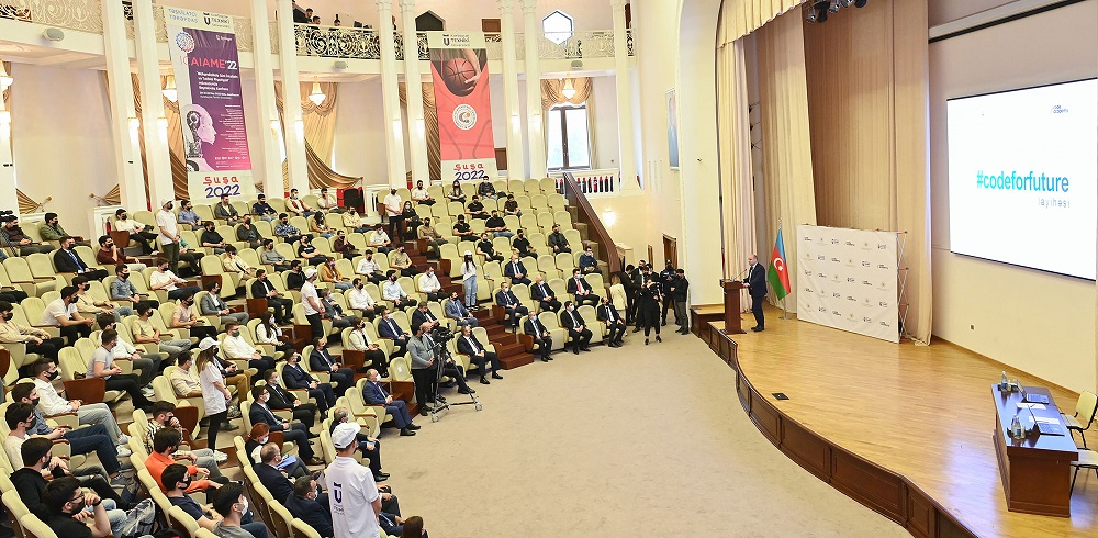 Təhsil naziri “Code Academy”nin məzunu olan AzTU tələbələrinə diplomları təqdim edib-FOTO