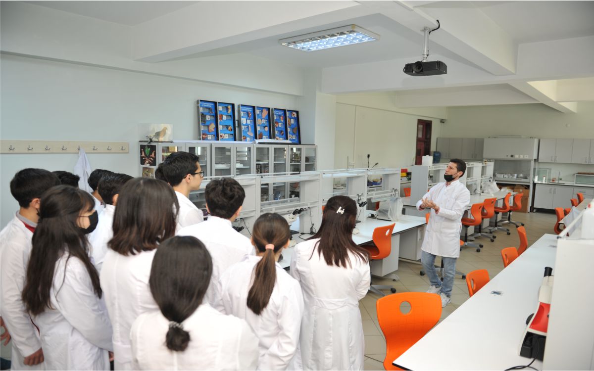 Zirvə Liseyinin şagirdləri Bakı Mühəndislik Universiteti ilə tanış olublar  