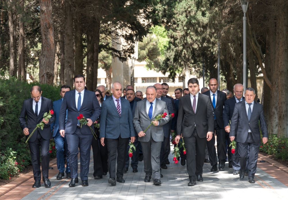 AzTU rəhbərliyi Fəxri xiyabanda ulu öndər Heydər Əliyevin məzarını ziyarət edib