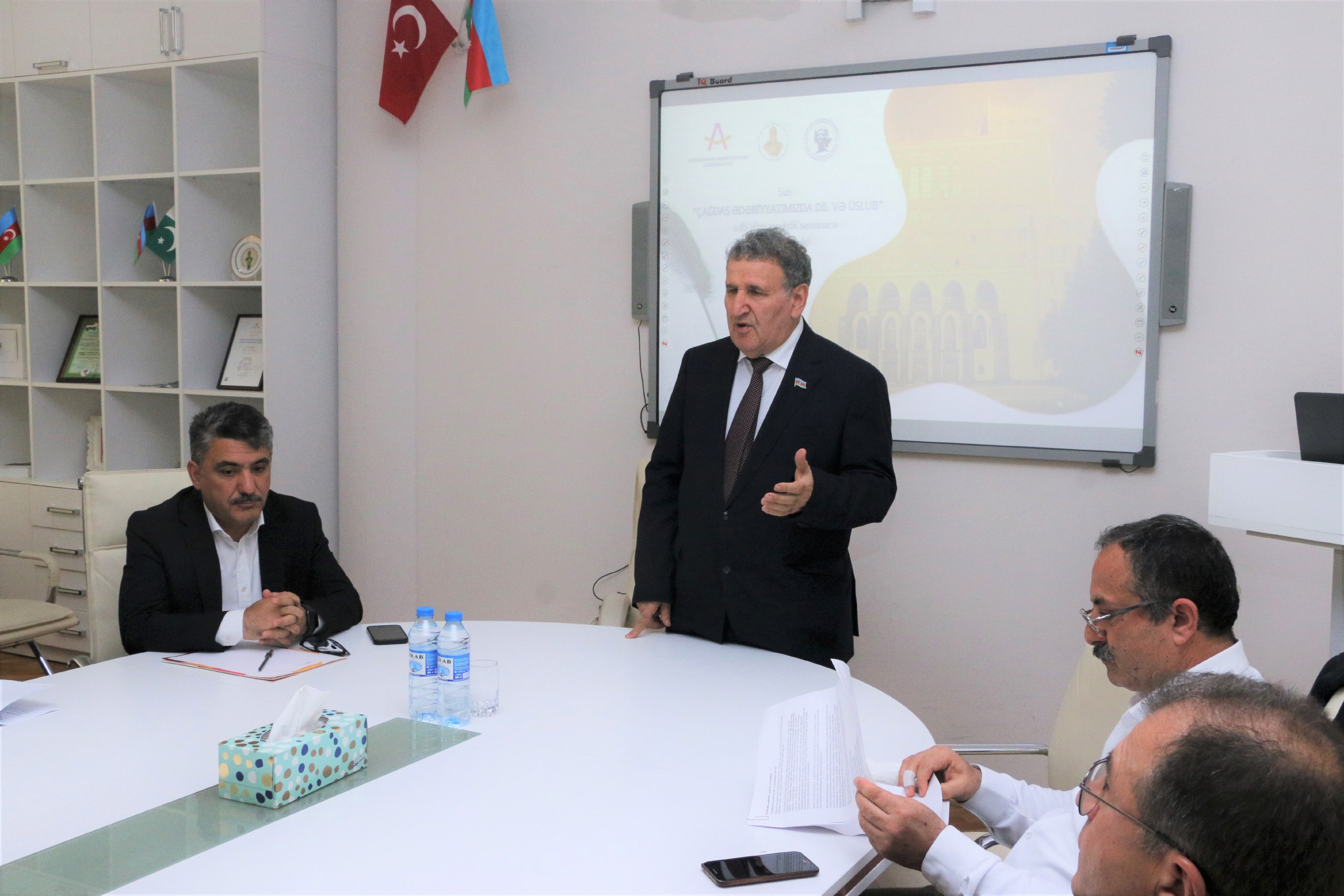“Çağdaş ədəbiyyatımızda dil və üslub” adlı seminar keçirilib