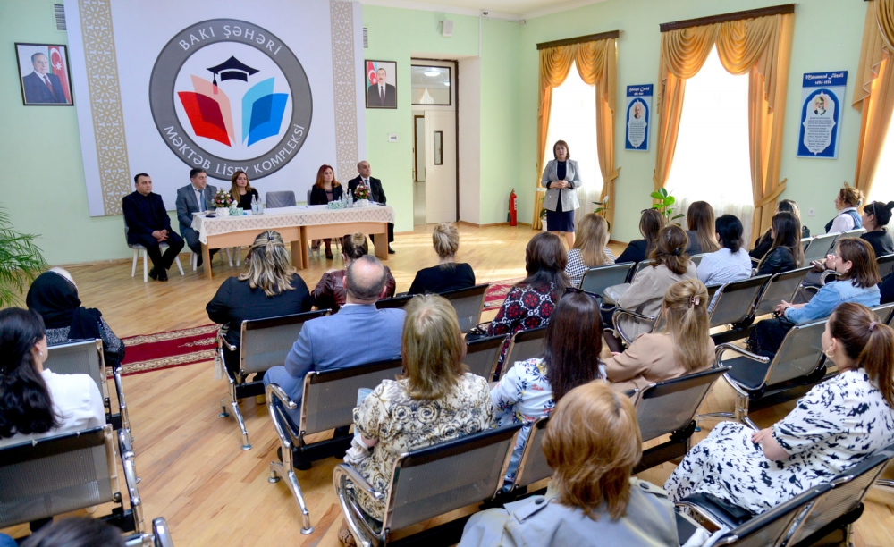 Bakı Şəhəri üzrə Təhsil İdarəsinin rəhbərliyi valideynlərlə görüşüb