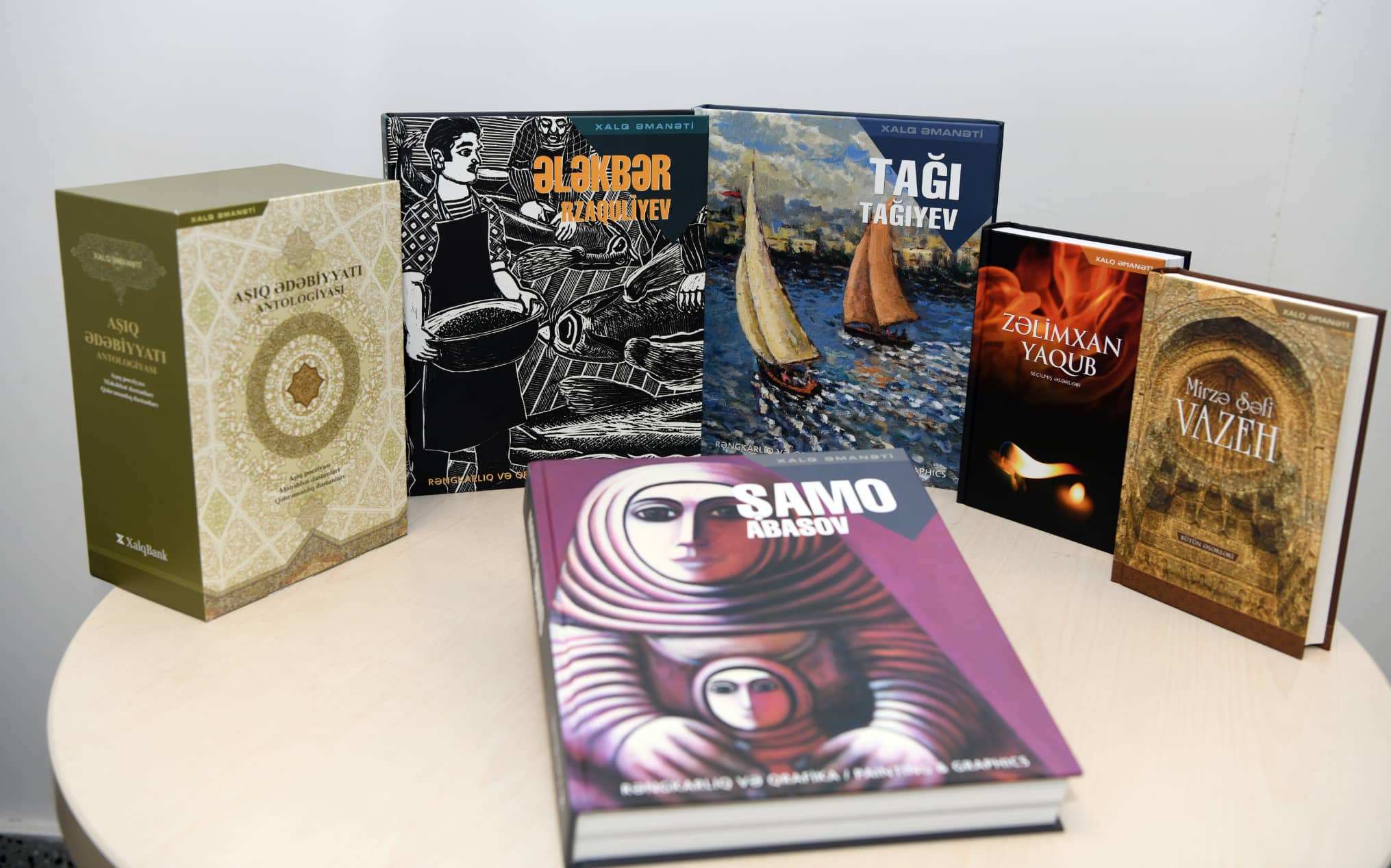 Azİİ e-Kitab Evinin fonduna yeni kitablar hədiyyə olunub