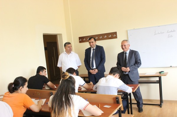 İctimai şura sədri LDU-da imtahanların gedişini izlədi-FOTO
