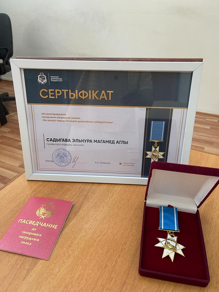 UNEC professoru medal və sertifikata layiq görulüb