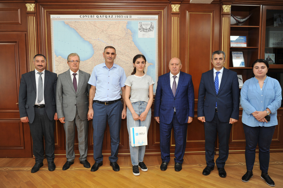 Rektor BMU-ya yüksək balla daxil olan tələbə ilə görüşüb