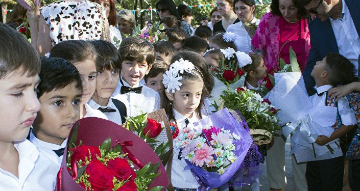 “Valideyn tək 15 sentyabrda deyil,  adi günlərdə də müəllimə gül-çiçək verə bilər”- Yazılmamış “qanun”