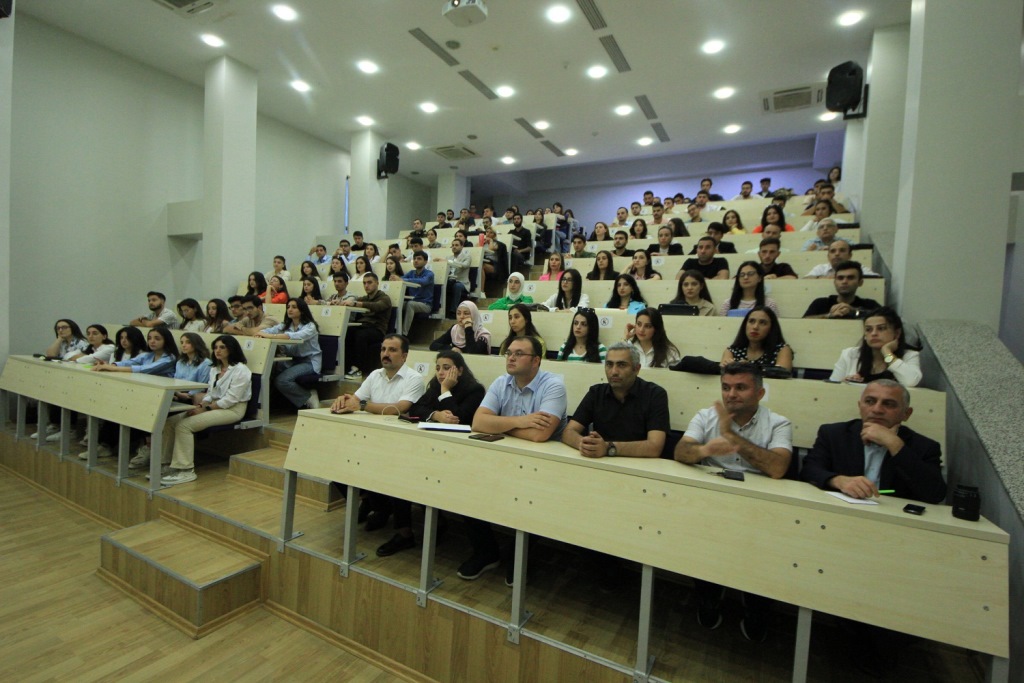 BMU-ya yeni qəbul olan magistrlərlə görüş keçirilib  