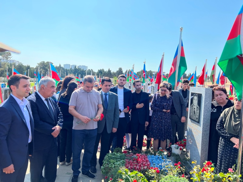 UNEC Həmkarlar İttifaqı Komitəsinin üzvləri İkinci Fəxri xiyabanı ziyarət ediblər-FOTO