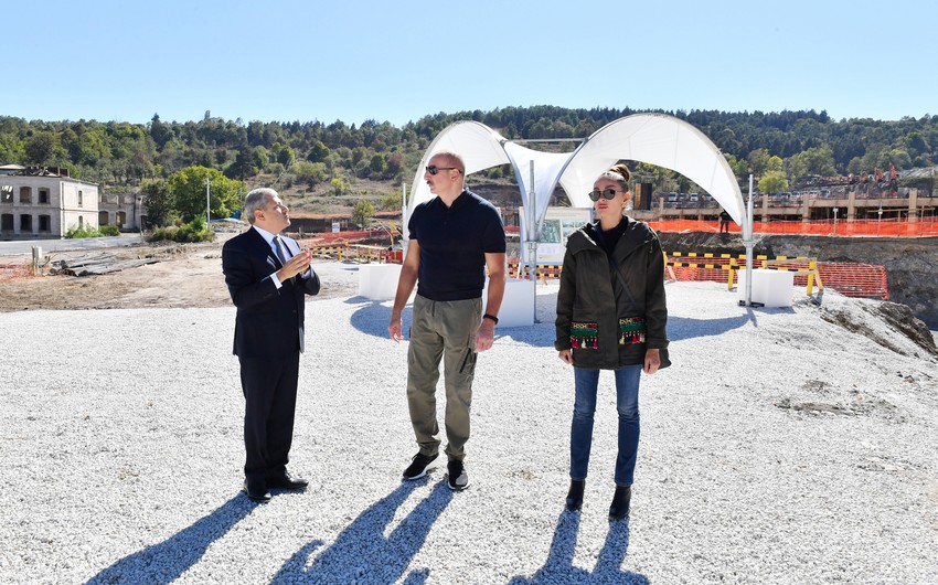 Prezident və xanımı Şuşada məktəb binasının tikintisi ilə tanış olublar