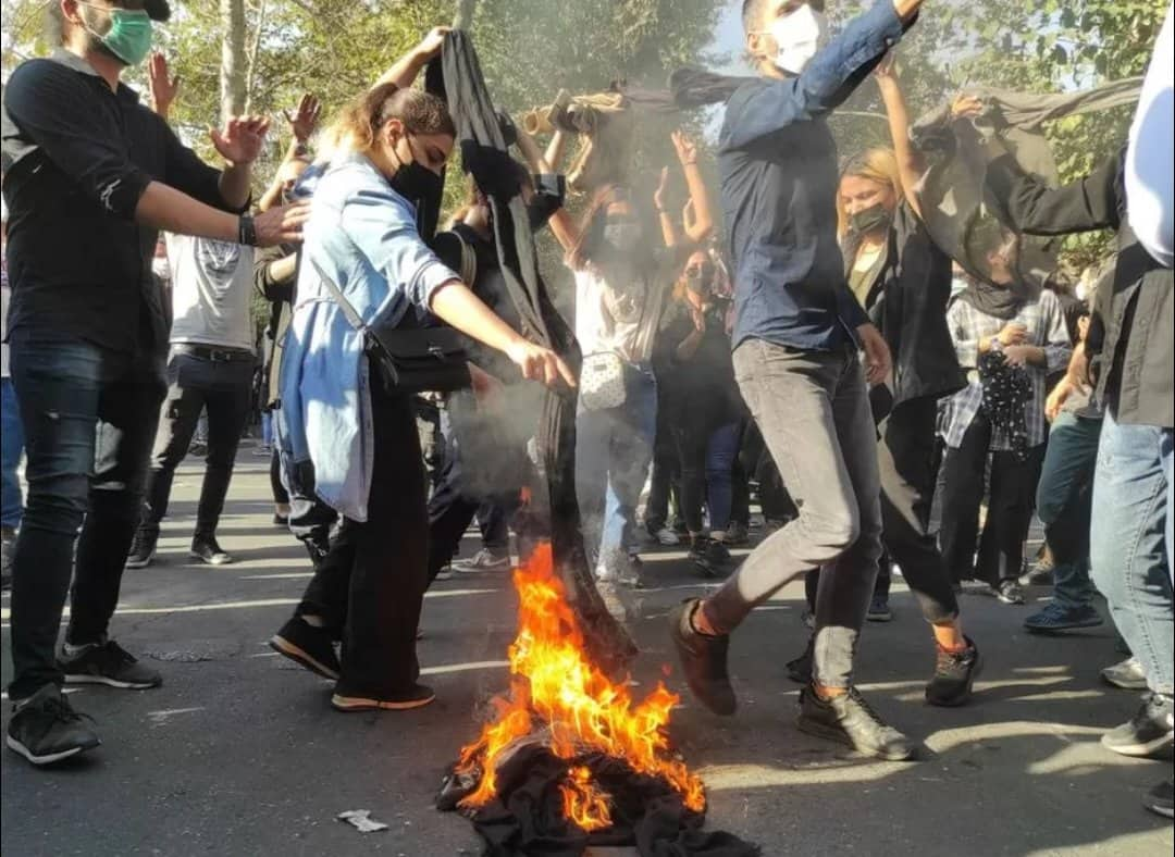 Polis hücum edir, tələbələr qorxu içində qaçır-Tehranın Şərif Universitetində nə baş verir?-VİDEO