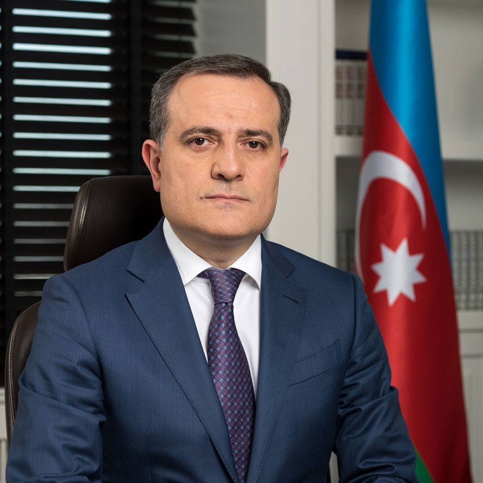 Ceyhun Bayramov müəllimləri təbrik etdi