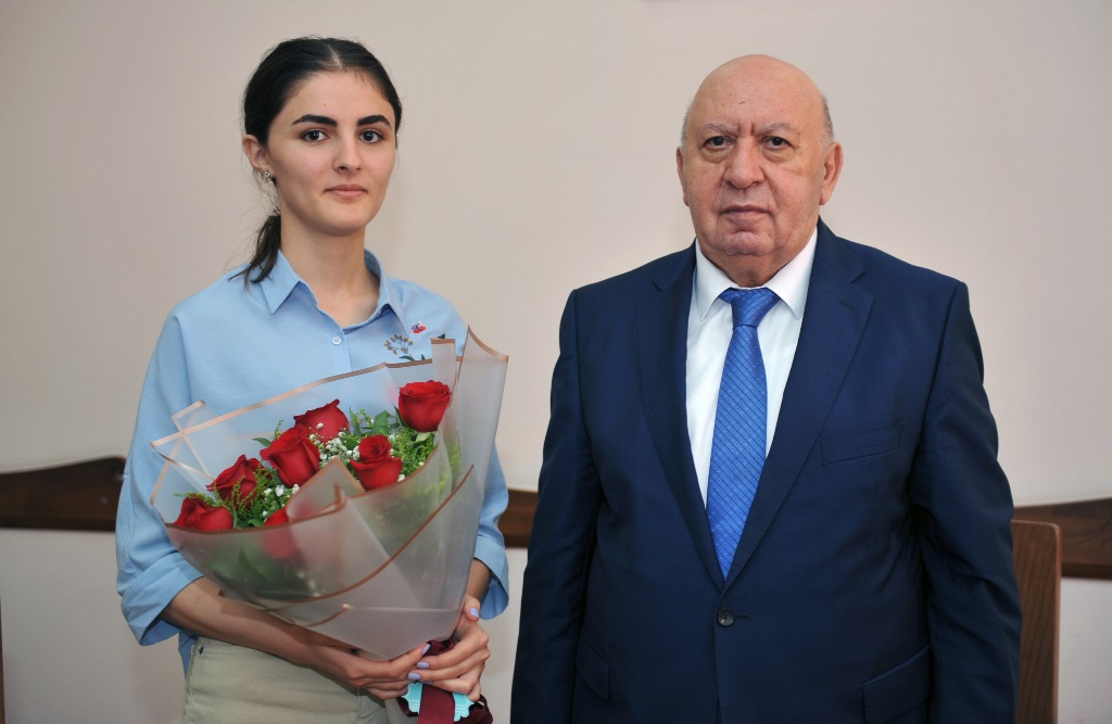 Rektor Havar Məmmədov Prezident təqaüdünə layiq görülən BMU tələbəsi ilə görüşüb  