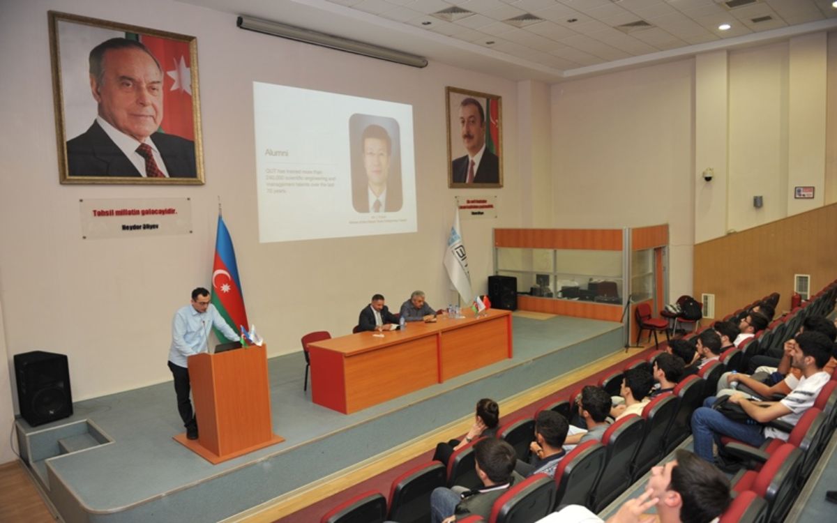 Çin universitetinin nümayəndəsi tələbələrin suallarını cavablandırıb  