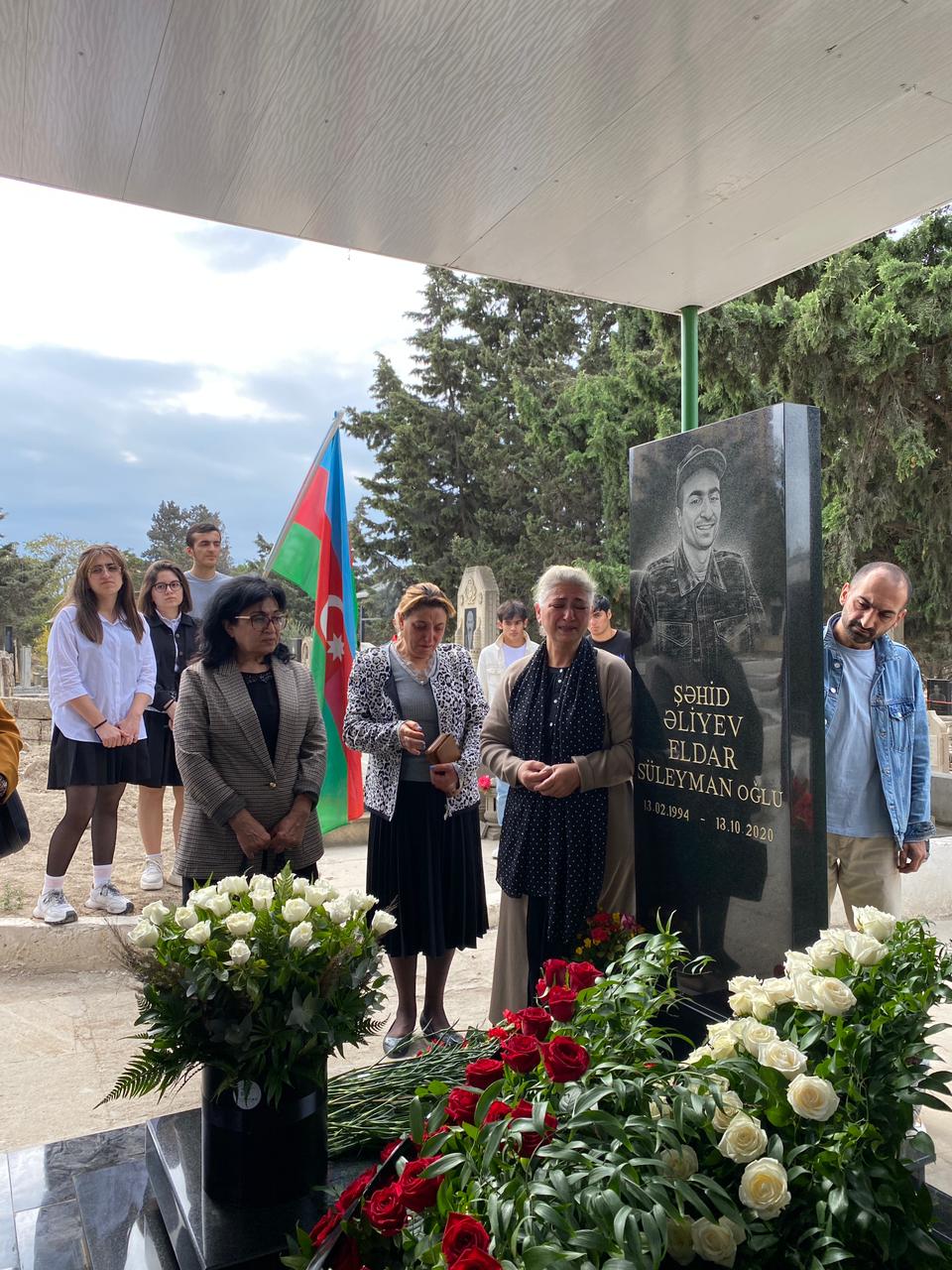 UNEC kollektivi şəhid Eldar Əliyevin məzarını ziyarət edib