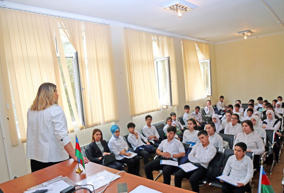 Bakı məktəbində gender mövzusunda seminar keçirilib