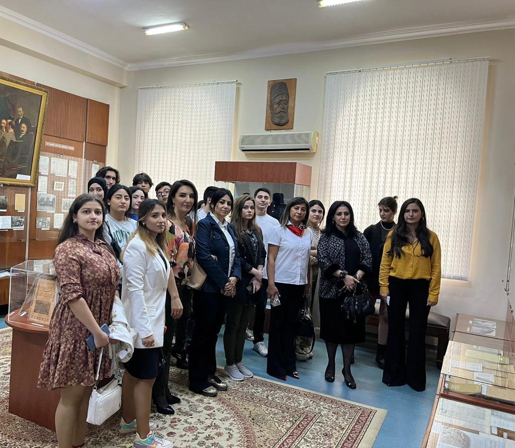 UNEC-in müəllim-tələbə heyəti Xalq Təhsili Muzeyində olublar