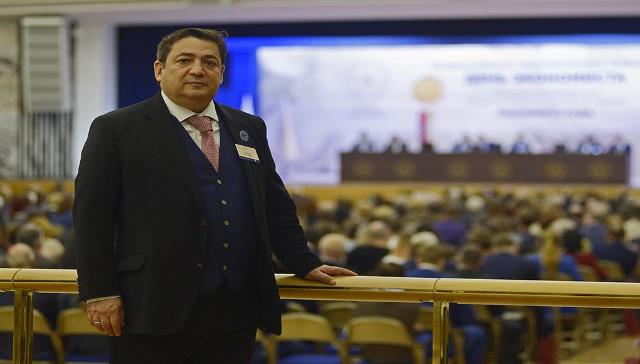 “Universitetin özəlliyi odur ki, öncə özünü, sonra tələbələrini yetişdirsin”