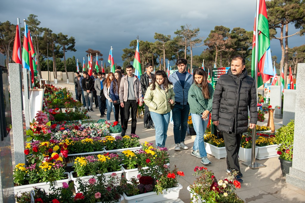 Tələbələr II Şəhidlər Xiyabanını ziyarət ediblər  