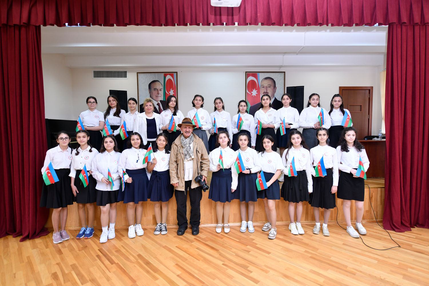 Dünyaca məşhur azərbaycanlı fotoqraf şagirdlərlə görüşüb-FOTO