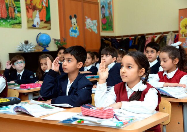 “Məktəbli çantaları çox ağırdır, şagirdlərdə skalioza səbəb olur