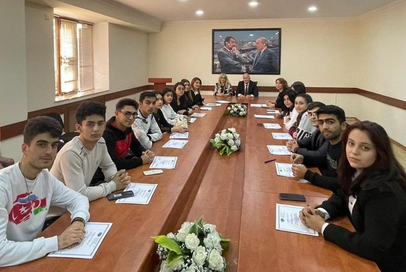 UNEC-də Zəfər Gününə həsr olunan esse və şeir müsabiqəsi keçirilib
